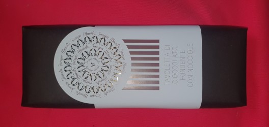 Tavoletta di cioccolato fondente con nocciole